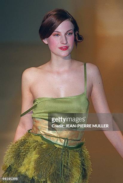 Model presents a green and gold ensemble for Stella Cadente during the Autumn-Winter 2000/2001 ready-to-wear collections in Paris 26 February 2000.