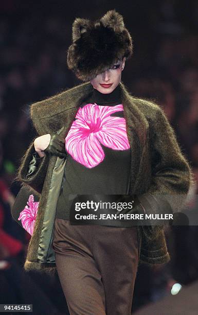 Model presents an ensemble for Thierry Mugler's show during the Autumn-Winter 2000/2001 ready-to-wear collections in Paris 28 February 2000. Un...