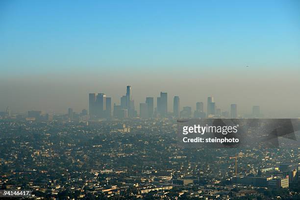 brown layer of los angeles smog - city of los angeles stockfoto's en -beelden