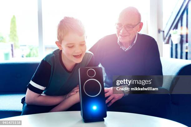 digitaler assistent nutzt spracherkennung familie helfen internet der dinge zu hause zu kontrollieren - mikkelwilliam stock-fotos und bilder