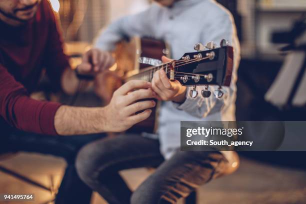 première classe de guitare - man playing guitar photos et images de collection