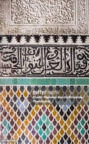 fes el bali (old fes), medina, madrasa bou inania, detail of the tile decorations - escritura árabe fotografías e imágenes de stock