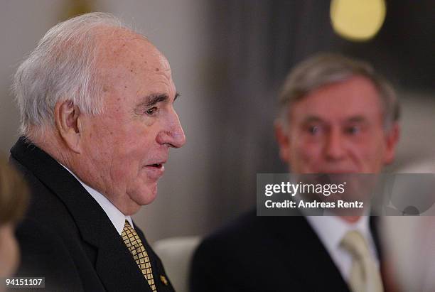 Former German Chancellor Helmut Kohl smiles as German President Horst Koehler looks on during a private dinner at Bellevue Pallace on December 8,...