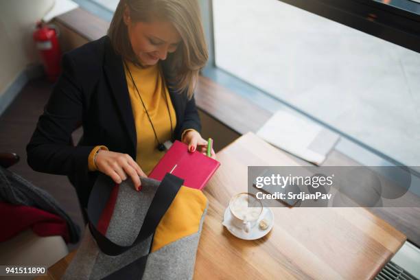 freigeist - bunte handtasche stock-fotos und bilder