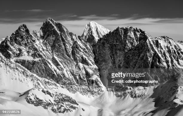 cenário de alpes suíços de preto e branco - cantão de valais - fotografias e filmes do acervo