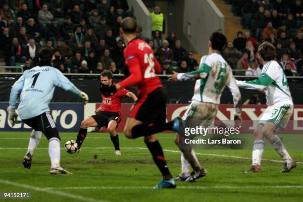 Michael Owen of Manchester scores his teams second goal during the UEFA Champions League Group B match between VfL Wolfsburg and Manchester United at...