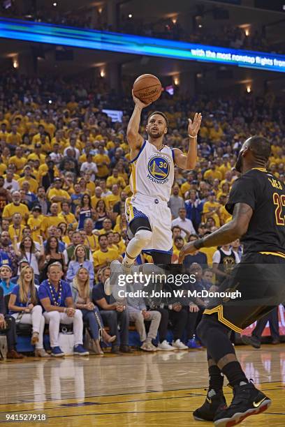 Finals: Golden State Warriors Stephen Curry in action, shot vs Cleveland Cavaliers at Oracle Arena. Game 2. Oakland, CA 6/4/2017 CREDIT: John W....