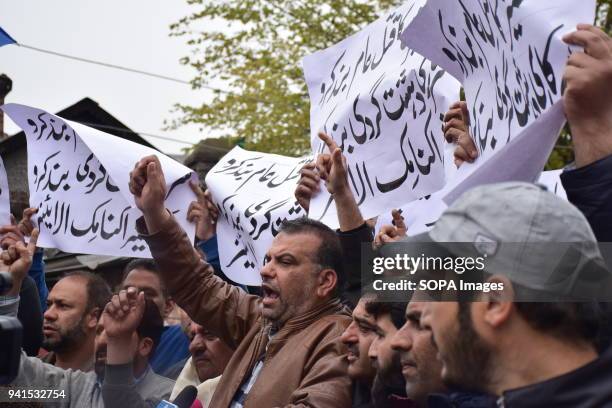 Police on Tuesday detained the members of Kashmir Economic alliance when they tried to march towards UNO during the protest in Srinagar against the...