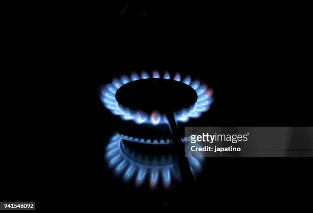 gas flame in a kitchen - gas prices fotografías e imágenes de stock