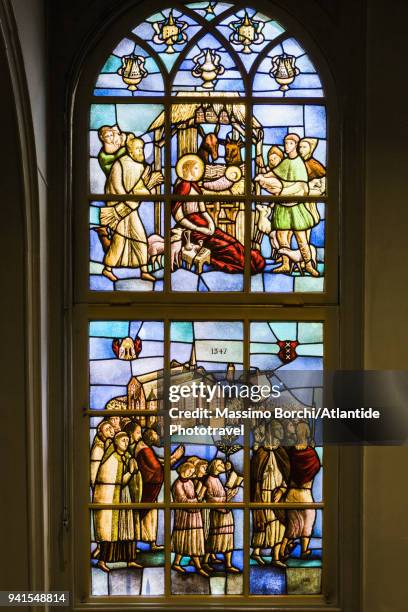 begijnhof, begijnhof chapel (or hidden church), a stained-glass window by gisele d'ailly van waterschoot van der gracht - amsterdam gracht stockfoto's en -beelden