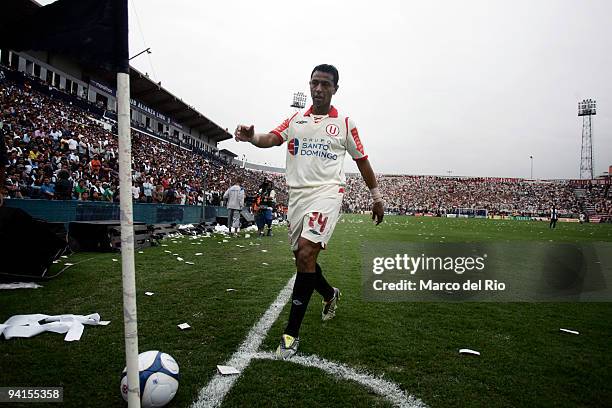 Nolberto Solano of Universitadio de Deportes prepares to take a corner kick during their match against Alianza Lima for the first leg of the Peruvian...