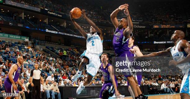 Darren Collison of the New Orleans Hornets shoots against Kenny Thomas of the Sacramento Kings on December 8, 2009 at the New Orleans Arena in New...