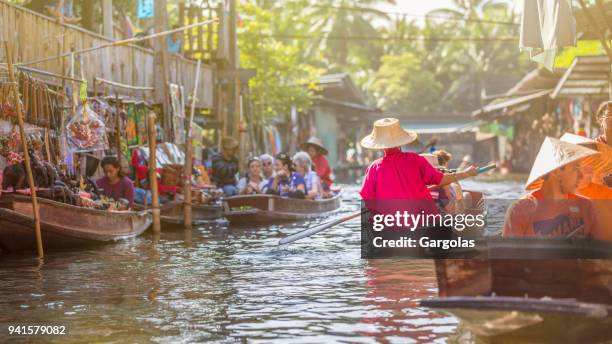 damnoen saduak floating market, thaïland - bangkok floating market stock pictures, royalty-free photos & images