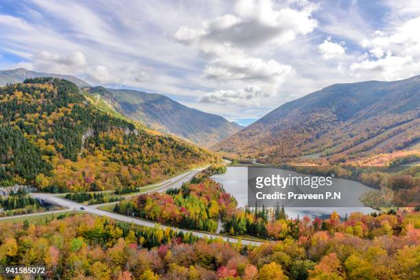 franconia notch state park during fall - new hampshire photos et images de collection