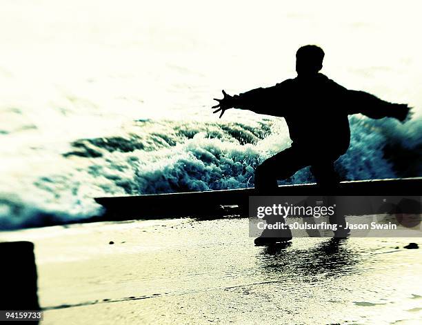 dare - extreme lensbaby action! - bahía de freshwater isla de wight fotografías e imágenes de stock