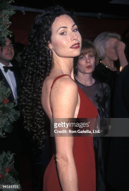 Minnie Driver wearing Halston attends 70th Annual Academy Awards on March 23, 1998 at the Shrine Auditorium in Los Angeles, California.
