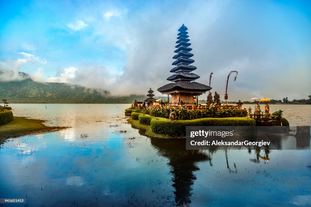 Pura Ulun Danu Beratan der schwebende Tempel in Bali bei Sonnenuntergang