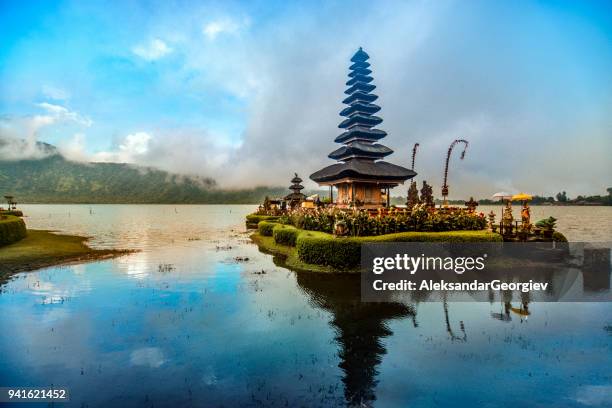 pura ulun danu beratan le temple flottant à bali au coucher du soleil - indonesio photos et images de collection