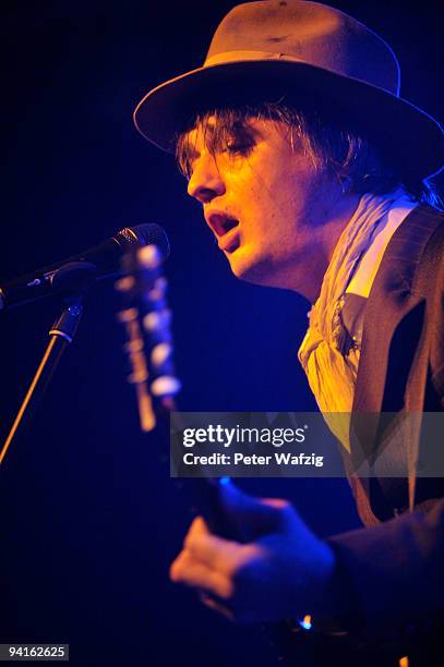 Peter Doherty performs on stage at the Essigfabrik on November 30, 2009 in Cologne, Germany.