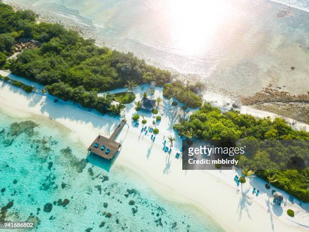 luftaufnahme des canareef resort malediven herathera island, addu atoll - tourist resort stock-fotos und bilder