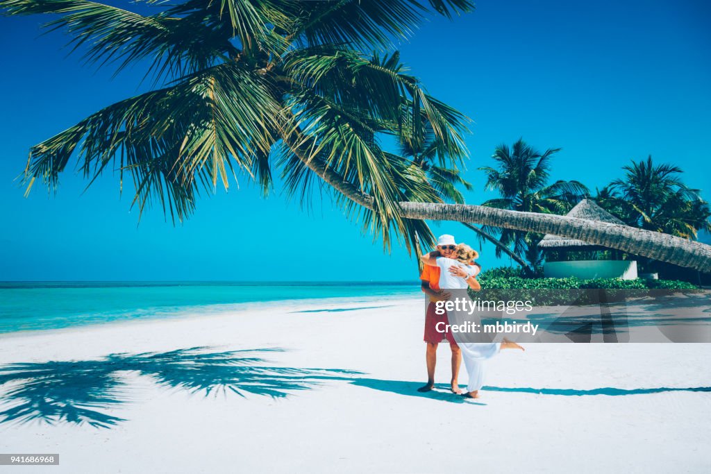 Senior pareja disfrutan de vacaciones en Canareef Resort Maldives, Herathera island, Atolón Addu