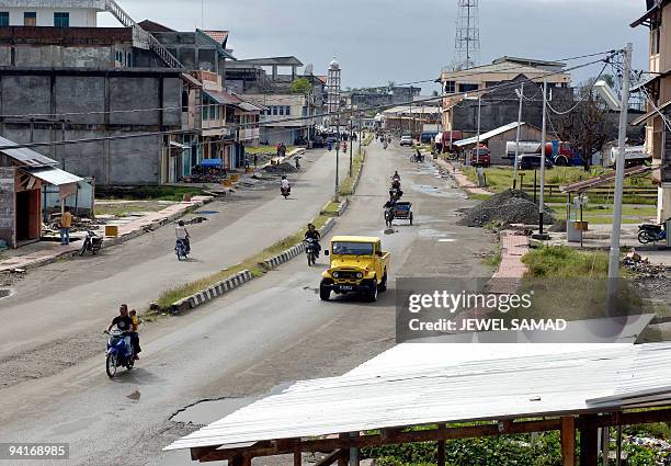 This photo taken 04 December 2005 shows a street of Meulaboh, almost a year after tsunami devastated the Aceh province. AFP PHOTO/Jewel SAMAD