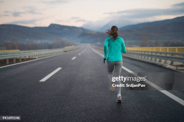 passing long distances - persistência imagens e fotografias de stock