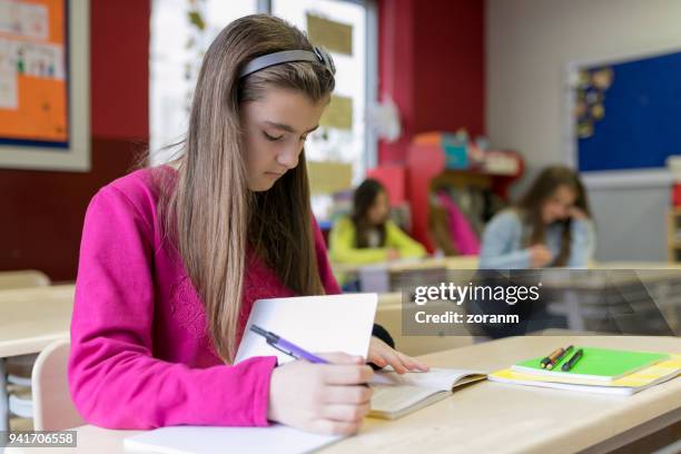 schoolmeisje op klasse - 13 pencils stockfoto's en -beelden