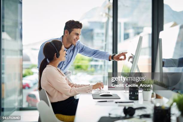 ze waardeert zijn interpersoonlijke vaardigheden en doen haar klanten - colleagues supporting stockfoto's en -beelden