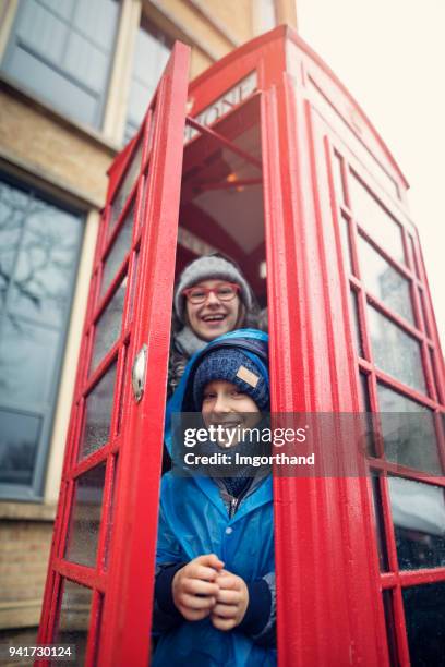 fratello e sorella visitano londra - london child foto e immagini stock