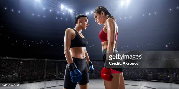 vrouwelijke mma vechters in professionele boksring - mixed martial arts stockfoto's en -beelden