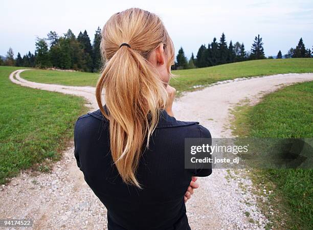 decisione - incrocio stradale foto e immagini stock