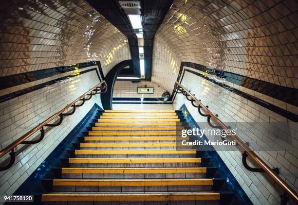 trap binnen metrostation - london underground stockfoto's en -beelden