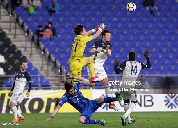 James Donachie of Melbourne Victory and Oh Seung-hoon of Ulsan Hyndai compete for the ball during the AFC Champions League Group F match between...