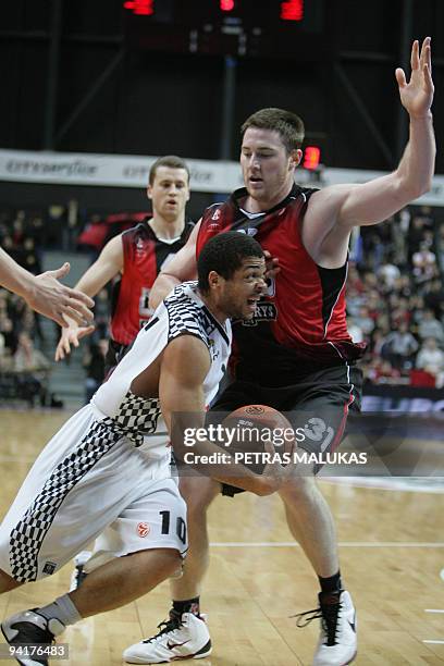 Lietuvos Rytas' Aron Baynes vies with Entente Orleanaise's Aldo Curti during their Euroleague Championship basketball match on December 9, 2009 in...