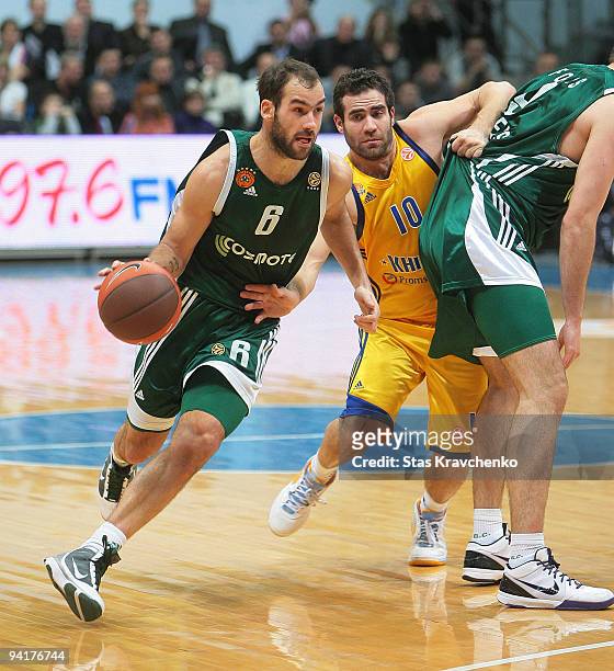 Mike Batiste, #8 of Panathinaikos competes with Carlos Cabezas, #10 of BC Khimki in action during the Euroleague Basketball Regular Season 2009-2010...