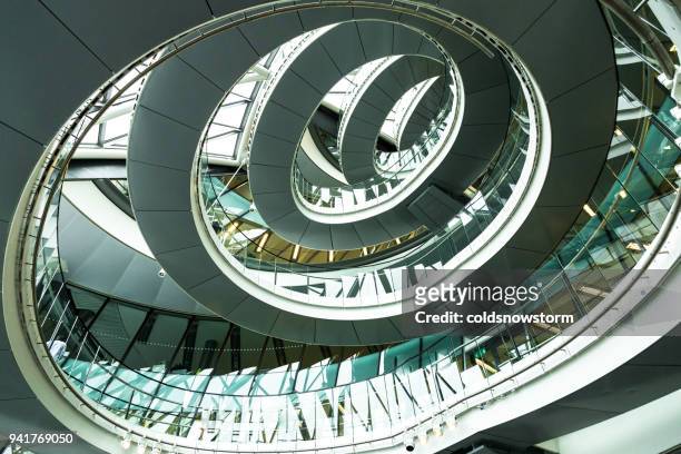 abstrakte moderne architektur und wendeltreppe in london, großbritannien - wendeltreppe stock-fotos und bilder