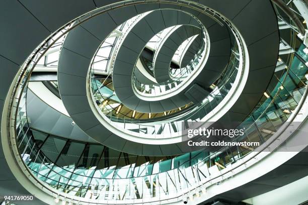 arquitetura moderna abstrata e escada em caracol em londres, uk - inner london - fotografias e filmes do acervo