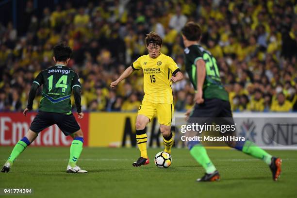 Kim Bo-kyung of Kashiwa Reysol takes on Jeonbuk Hyundai Motors defense during the AFC Champions League Group E match between Kashiwa Reysol and...