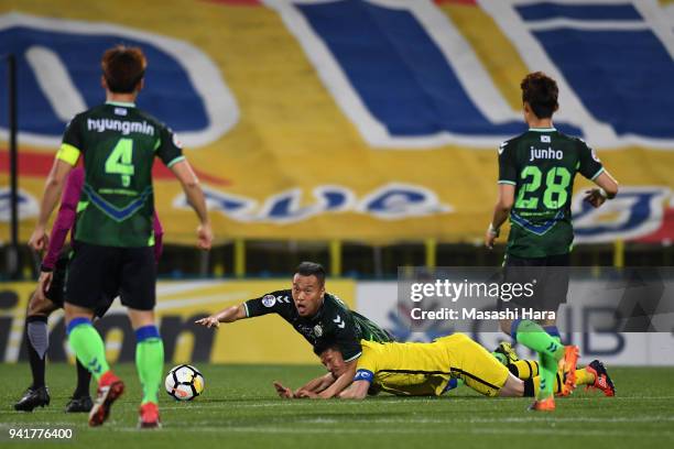 Kim Shin-wook of Jeonbuk Hyundai Motors and Hidekazu Otani of Kashiwa Reysol compete for the ball during the AFC Champions League Group E match...