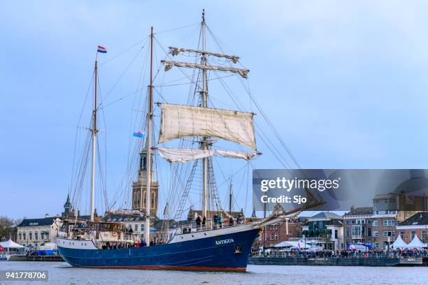 oude zeilschip op de rivier de ijssel tijdens het evenement 2018 varen kampen - ijssel stockfoto's en -beelden