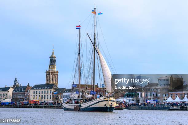 oude zeilschip op de rivier de ijssel tijdens het evenement 2018 varen kampen - ijssel stockfoto's en -beelden