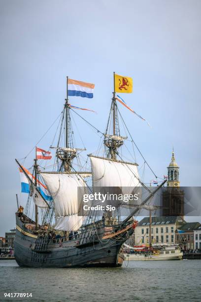 oude zeilen van de voc schip halve maen op de rivier de ijssel tijdens het evenement 2018 varen kampen - ijssel stockfoto's en -beelden