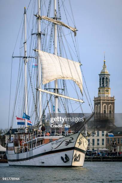 oude zeilschip abel tasman op de rivier de ijssel tijdens het evenement 2018 varen kampen - ijssel stockfoto's en -beelden