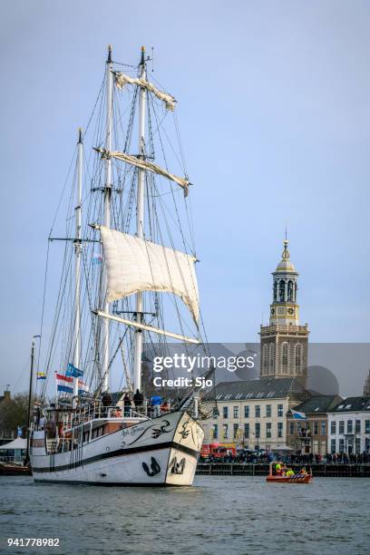 oude zeilschip abel tasman op de rivier de ijssel tijdens het evenement 2018 varen kampen - ijssel stockfoto's en -beelden