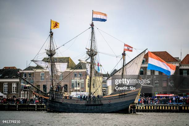 oude zeilen van de voc schip halve maen op de rivier de ijssel tijdens het evenement 2018 varen kampen - ijssel stockfoto's en -beelden