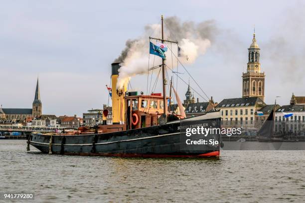 2018 帆カンペン イベント中にアイセル川で古い蒸気のボート - ヘルダース・アイセル川 ストックフォトと画像