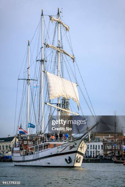 oude zeilschip abel tasman op de rivier de ijssel tijdens het evenement 2018 varen kampen - ijssel stockfoto's en -beelden