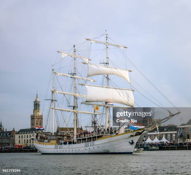 oude zeilschip stedemaeght op de rivier de ijssel tijdens het evenement 2018 varen kampen - ijssel stockfoto's en -beelden