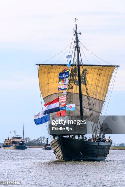 zeilschip van de kamper kogge op de rivier de ijssel tijdens het evenement 2018 varen kampen - ijssel stockfoto's en -beelden